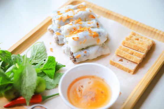 Banh-cuon-steamed-rice-rolls-hanoi-vietnam-3
